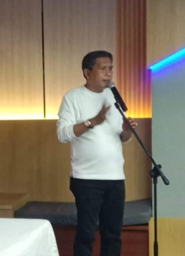 Walikota Ambon Bodewin Wattimena resmikan The Cue Billiard Ambon.