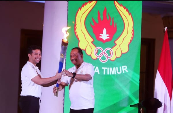 Surabaya Sambut Meriah Kedatangan Api Obor Porprov Jatim IX 2025 di Gedung Grahadi