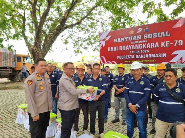 Kapolresta Banjarmasin Bagikan Sembako Kepada Buruh Pelabuhan Trisakti
