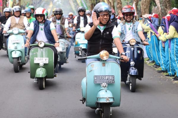 Kirab Obor Porprov IX Jatim 2025 Disambut Meriah di Kota Batu, Forkopimda Tumpangi Vespa