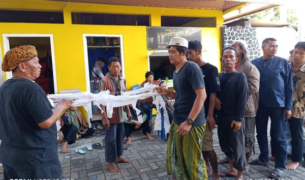 Warga Rebutan Kain Pamoksan, Diyakini Sebagai Jimat dan Pegangan Hidup