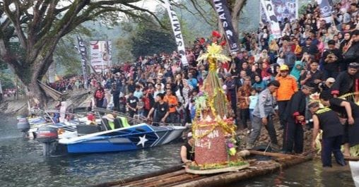 Ribuan Warga Saksikan Ritual Larung Sesaji di Telaga Ngebel Ponorogo