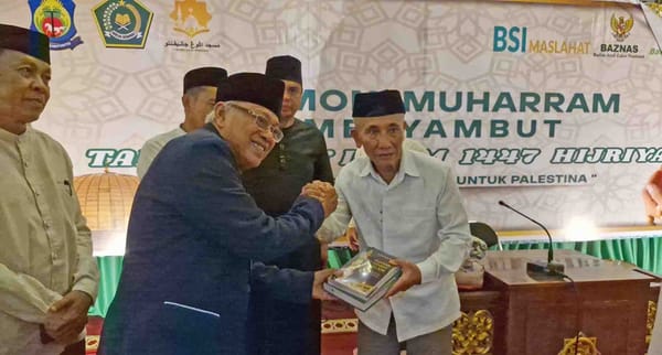 Ketua Alumni BKPRMI Sulsel Beri Bantuan Buku Agama Islam dan Perangkat Alat Sholat Pada Tahun Baru 1447 Hijriyah