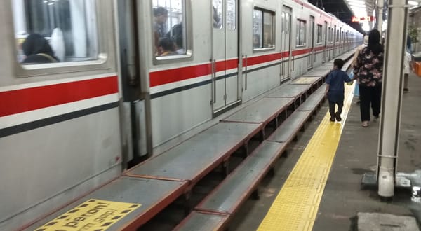 Penumpang Mengeluh Belum Semua Stasiun KRL Jakarta Bogor Dilengkapi Bancik