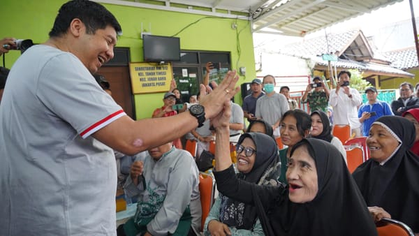 Menteri PKP  Serahkan  Kunci Program Bebenah Kampung, Di Tanah Tinggi Jakarta