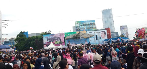 Ibu Kantin SMAN 4 Bandar Lampung Meraih Hadiah Utama Jalan Sehat HUT Kota Bandarlampung.