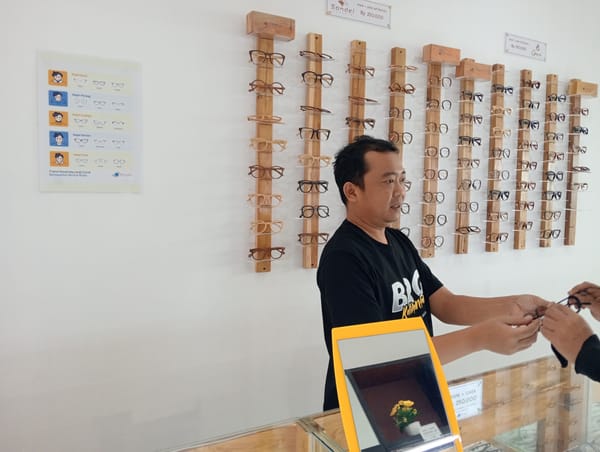 Trik Tarik Perhatian Pembeli Kacamata Dengan Maksimalkan Pelayanan