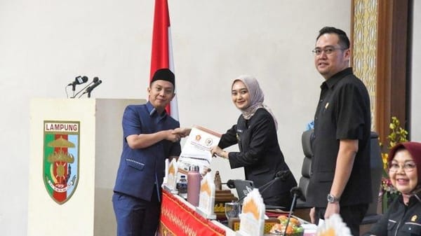 Hadiri Rapur DPRD, Wagub Jihan Nurlela Sampaikan Jawaban Gubernur atas Pemandangan Umum Fraksi.