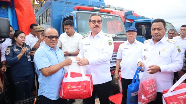 Gubernur Maluku Salurkan Bantuan Kepada Korban Banjir Bandang DI Ambalau