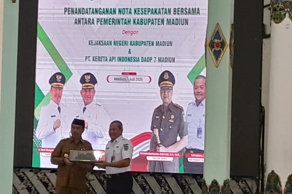 Bupati Madiun Tandatangani  MoU bersama Kajari Kabupaten Madiun dan VP PT KAI Daop 7 Madiun