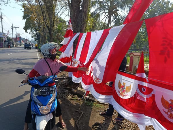Jelang Perayaan HUT Ke 80 Kemerdekaan RI Penjual Bendera Masih Sepi Pembeli