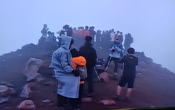 Seribu Lebih Pendaki Gunung Slamet Melalui Jalur Bambangan Turun.