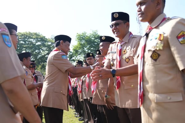 Bupati dan Wakil Bupati Sleman Menerima Penghargaan Lencana Darma Bakti