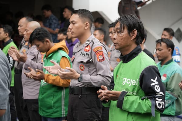 Polda DIY bersama Pengemudi Ojol Yogya sholat ghaib Untuk Alm Affan Kurniawan