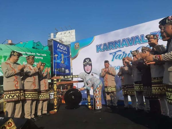 Buka Karnaval Tari Ngigel, Eva Dwiana Minta Adat Budaya Lampung Harus Dinomorsatukan