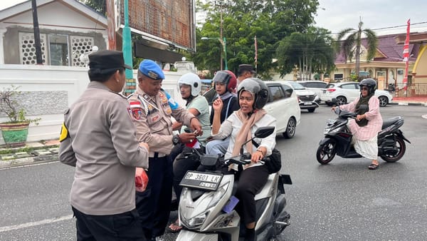 Polsek Balai Karimun Bagikan Bendera Merah Putih Ke Pengendara Ranmor