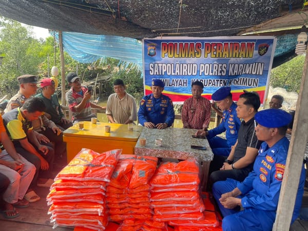 Satpolairud Polres Karimun Bagikan Life Jacket Kepada Nelayan