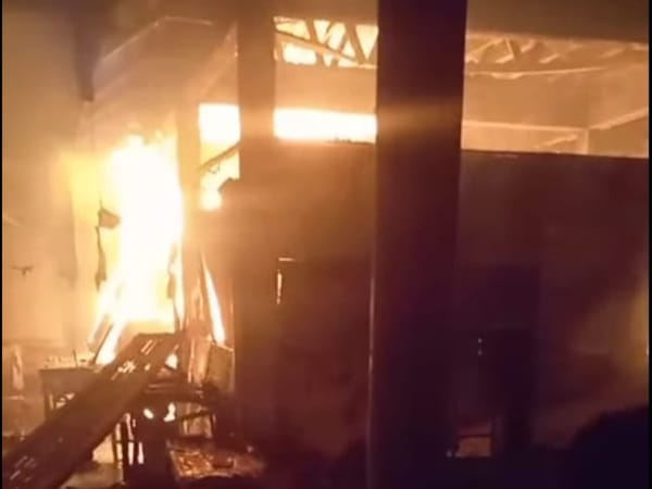 Petugas Pemadam Kebakaran Gerak Cepat Padamkan Api Pasar Rambipuji