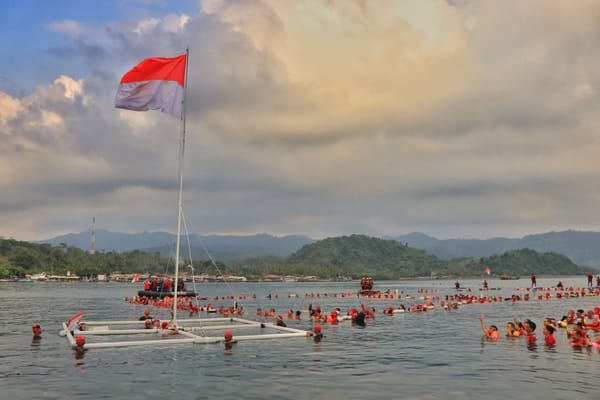 Mirzani Djauzal, Gubernur Pertama di Dunia Menjadi Inspektur Upacara di Atas Permukaan Laut