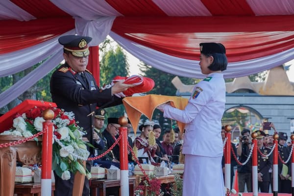 Irjen Pol Helmy Santika Pimpin Upacara Penurunan Bendera HUT ke-80 Kemerdekaan RI