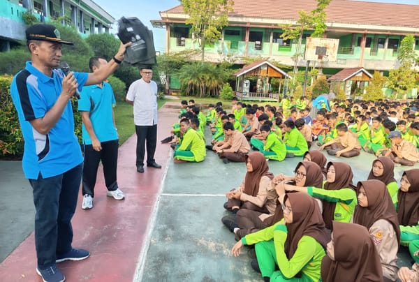 Bagikan Goody Bag Sampah 
untuk Dukung Program Adiwiyata MTsN 2 Pontianak