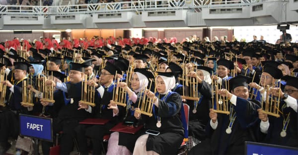 Harmoni Angklung Meriahkan Wisuda IPB University, 800 Lulusan Siap Pimpin Masa Depan
