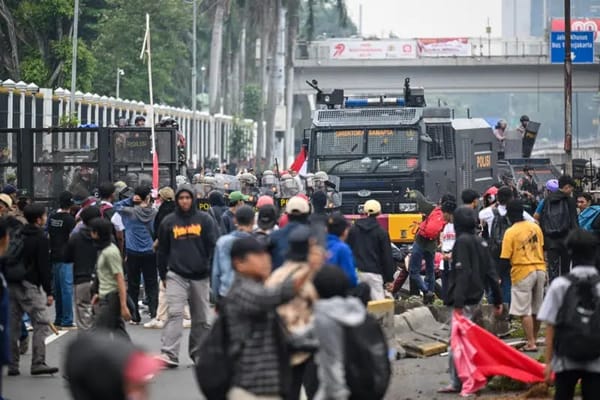 Polisi Pukul Mundur Pendemo Pertanyakan Gaji Plus Tunjangan Anggota DPR Rp100 juta Lebih