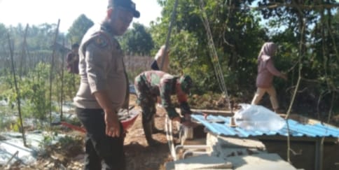 Babinsa Koramil 1002-03/Haruyan Peduli Sanitasi Warga Desa Tabat Kabupaten Hulu Sungai Tengah - Kalsel