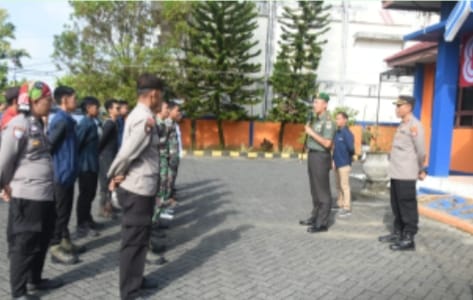 Dandim 1002/HST Letkol inf. Fery Perbawa melepas Tim Monitoring dan Dokumentasi Penyaluran Pangan Ke Desa Juhu