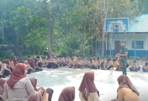 Babinsa Koramil 1002-04/Labuan Amas Selatan Bina Pramuka di SMPN 9 HST Kalsel