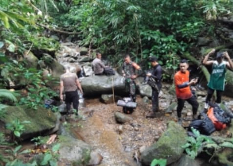 Dua Hari Jalan Kaki, TNI-Polri Kawal Distribusi Beras ke Desa Terpencil Juhu