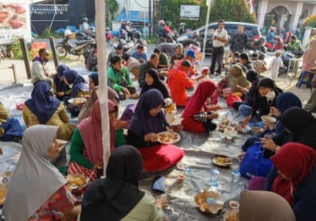 Rumah Zakat Kalsel Bagikan 300 Porsi Makanan, Ajak Masyarakat Terus Bersedekah