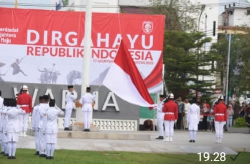 Dandim 1002/HST Pimpin Upacara Penurunan Bendera di Taman Dwi Warna