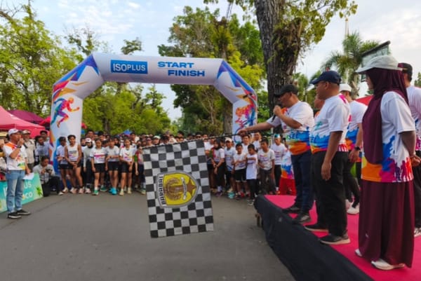 Bupati Samsul Rizal Melepas Peserta Color Run Menyala HST 2025.
