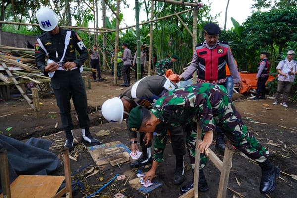 Cegah Penyakit Masyarakat, Kostrad dan Aparat Tertibkan Sabung Ayam di Kampung Blandit