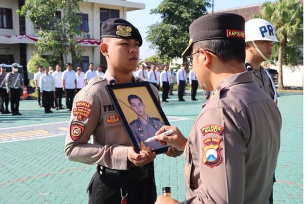 Kapolres Batu Pecat Anggota yang Langgar Etik, Upacara PTDH Digelar In Absentia