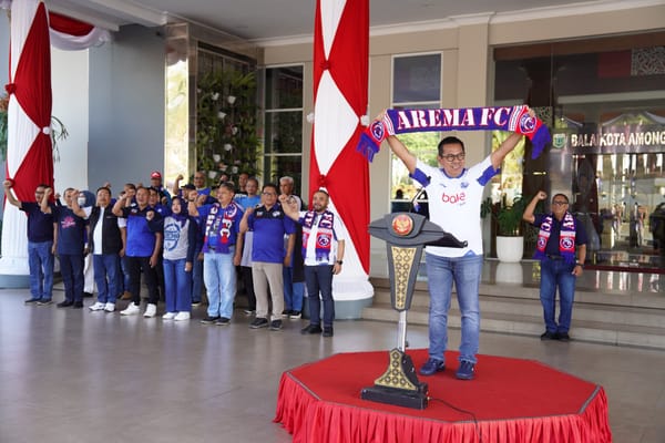 ASN Kota Batu Kompak Berkostum Arema, Wali Kota Nurochman Gaungkan Semangat Kebersamaan