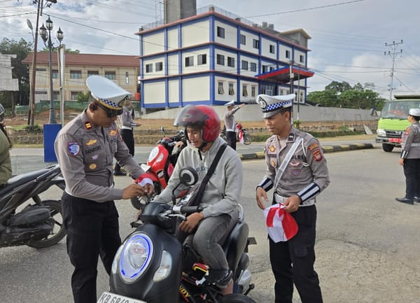 Polantas Sekadau Bagikan Bendera Merah Putih