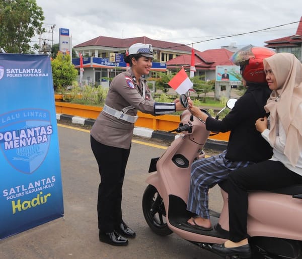 Menyambut HUT RI Ke 80 Polantas Kapuas Hulu Bagikan Bendera Merah Putih
