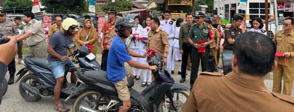 Pemkab Sekadau Bagikan 776 lembar Bendera Merah Putih  Kepada Masyarakat