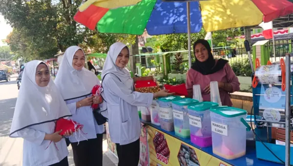 Gerakan Motivasi Bagikan Bendera Merah Putih Semarakkan HUT ke-80 RI di Pontianak
