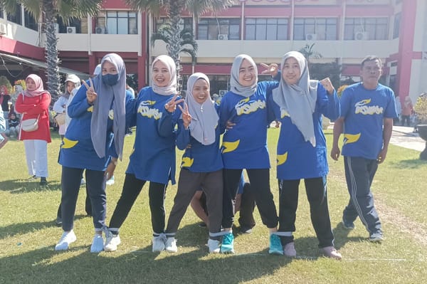Kompak dan Solid, Tim Putri Disnaker Sumenep Juara I Lomba Jalan Kaki Terikat