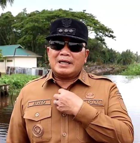 Bupati Sujiwo Kawal Pembangunan Turap dan Jalan di Sungai Kakap