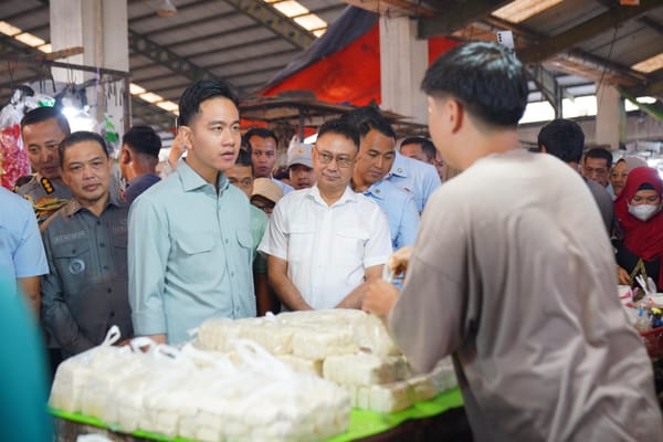 Wakil Presiden Gibran Rakabuming Raka Blusukan ke Pasar Tradisional Flamboyan Kota Pontianak