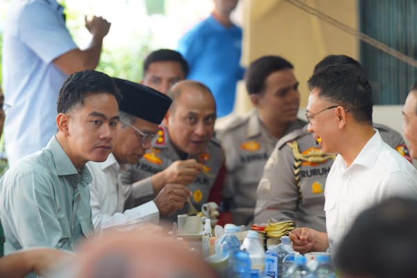 Wapres Gibran Singgah di Warung Kopi Asiang, Menikmati Traktiran Walikota Pontianak