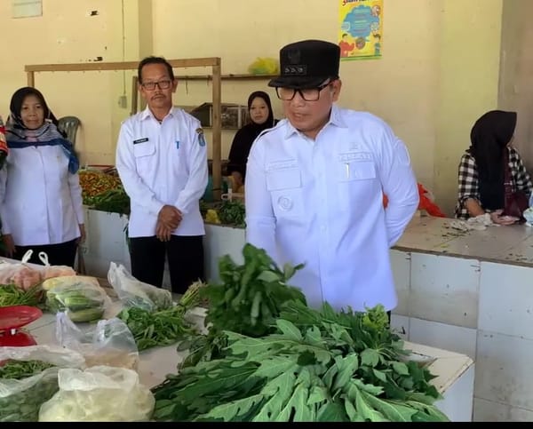 Bupati Sujiwo Blusukan Tinjau Pelaksanaan Poyek dan Pasar Rasau Jaya