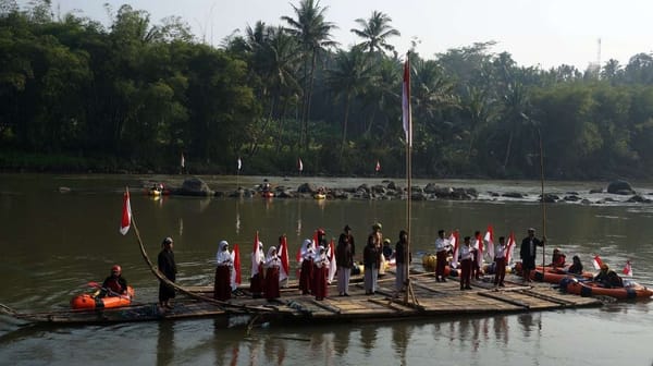 Demi Meningkatkan nasionalme dan Cinta Lingkungan Warga Mengibarkan Bendera di Atas Rakit