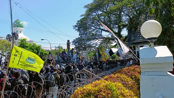 Aksi Penolakan Kenaikan Pajak Bumi dan Bangunan di Kabupaten Bone Sulsel