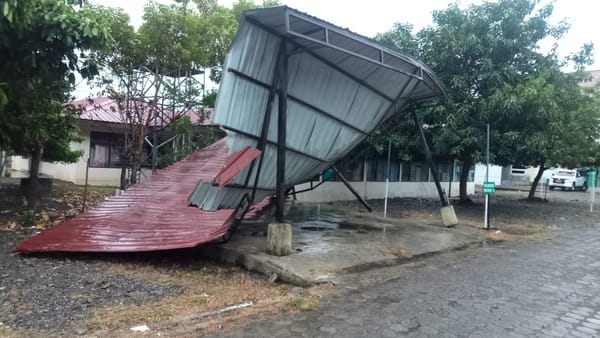 Garasi Ambulan Puskesmas Lhoong Roboh Diterpa Angin Kencang