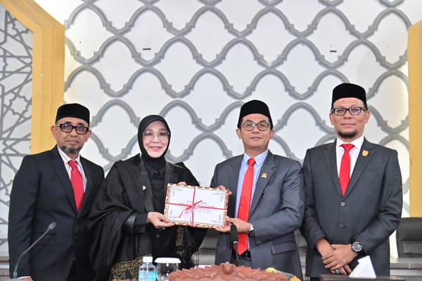 Wali Kota Banda Aceh Serahkan Dokumen RKUA-PPAS APBK-Perubahan ke DPRK